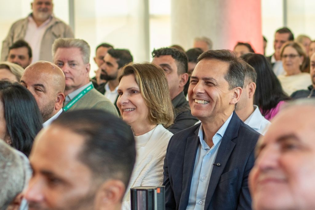 Junto ao governador Ratinho Junior, prefeito e vice-prefeita participam de lançamento do Paraná Rosa 2 2b