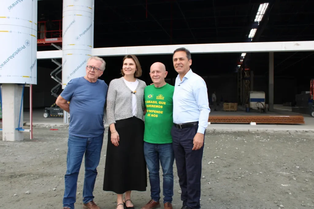 Obras de asfaltamento serão feitas pela Havan na Avenida Bento Munhoz da Rocha Neto 2 Diretor de expansão da Havan, Nilton Hang, junto ao prefeito Adriano Ramos e vice-prefeita Fabiana Parro visitaram a obra no início de setembro (Foto: Folha do Litoral News)