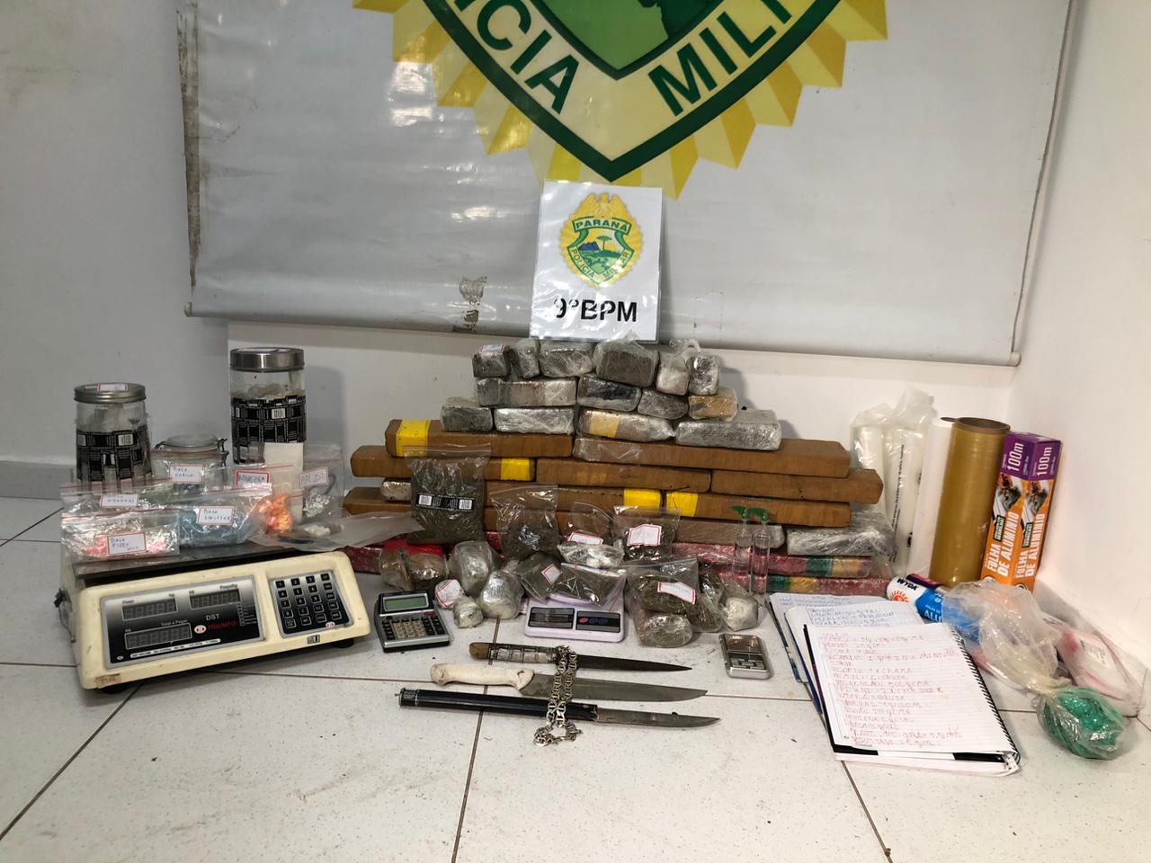 Grupamento de Motocicletas apreende mais de 20 quilos de entorpecentes em Paranaguá 1 Ao todo foram apreendidos mais de 20 quilos de maconha, haxixe, crack e 312 comprimidos de ecstasy
