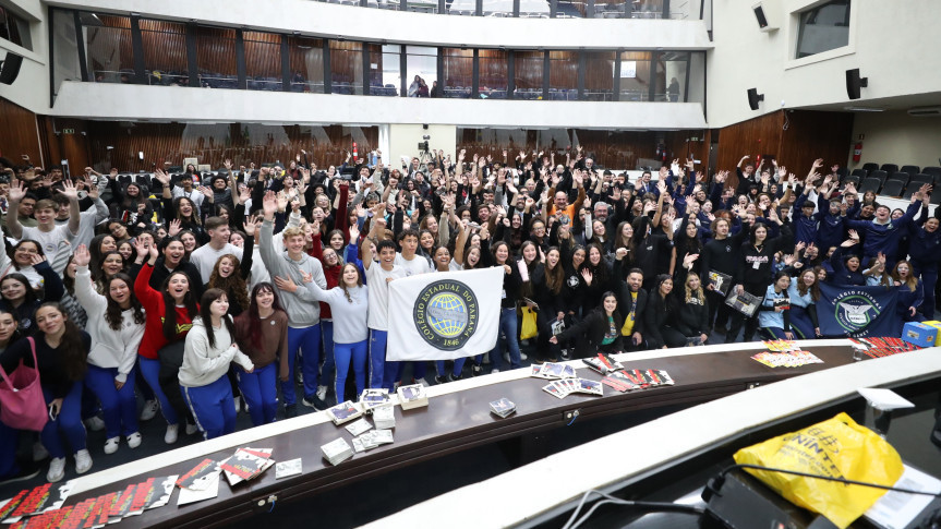 Através da Escola do Legislativo, Plenário da ALEP recebe semifinal do projeto “Debatedores Nota Mil” com estudantes da rede estadual 1 Evento aconteceu na manhã desta sexta-feira (26), no Plenário da Assembleia Legislativa (Créditos: Orlando Kissner/Alep)