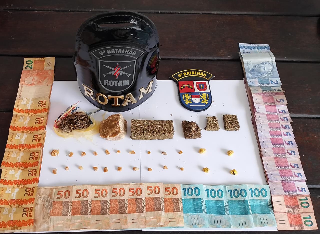 As drogas apreendidas estavam dentro de uma pochete que o homem abordado carregava