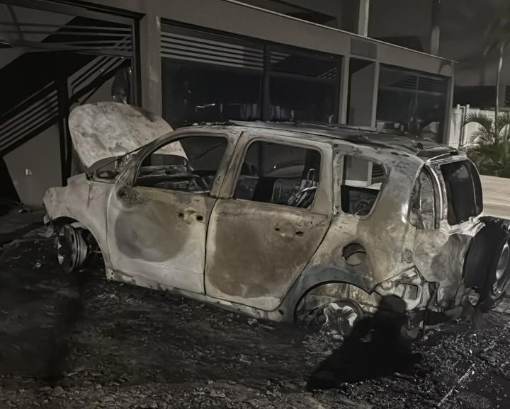 O automóvel, que estava parado na frente de uma residência, foi completamente destruído pelo fogo