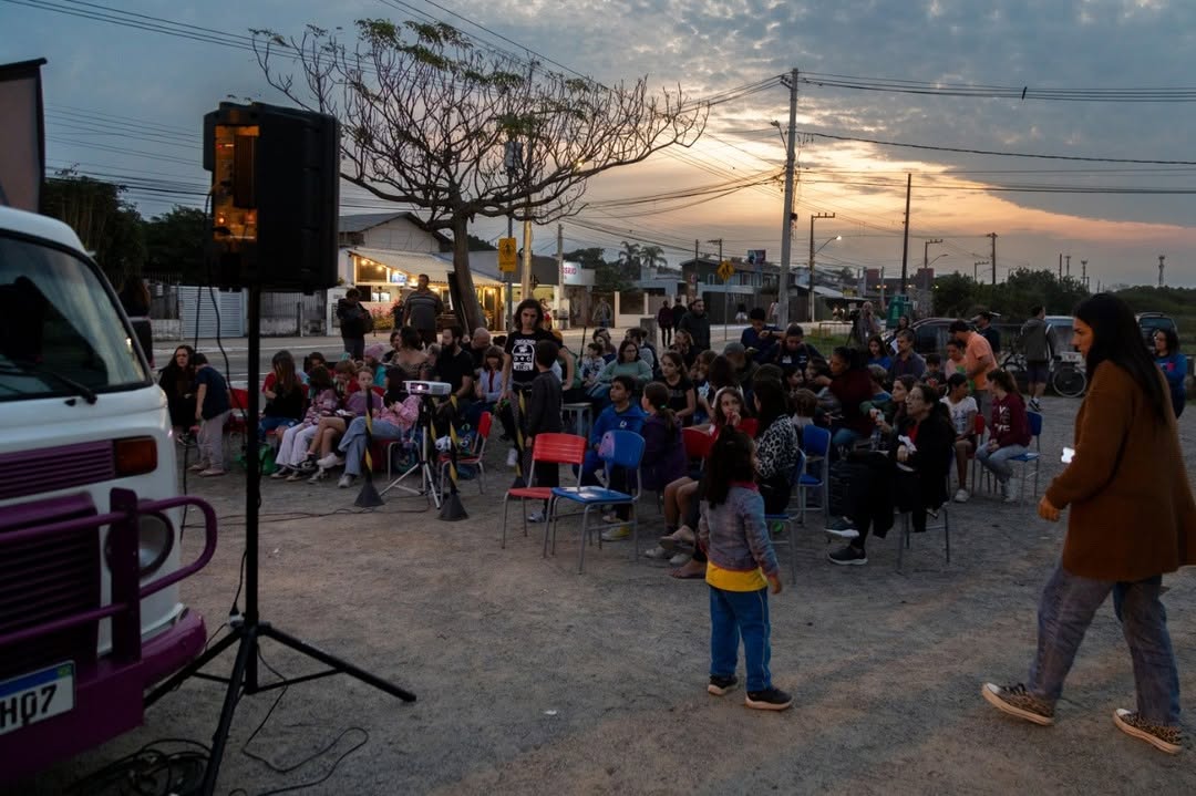 E assim foi o fim de tarde com a primeira sessao do CINEKOMBICLUBE no Bairro em Floripa.So agrad