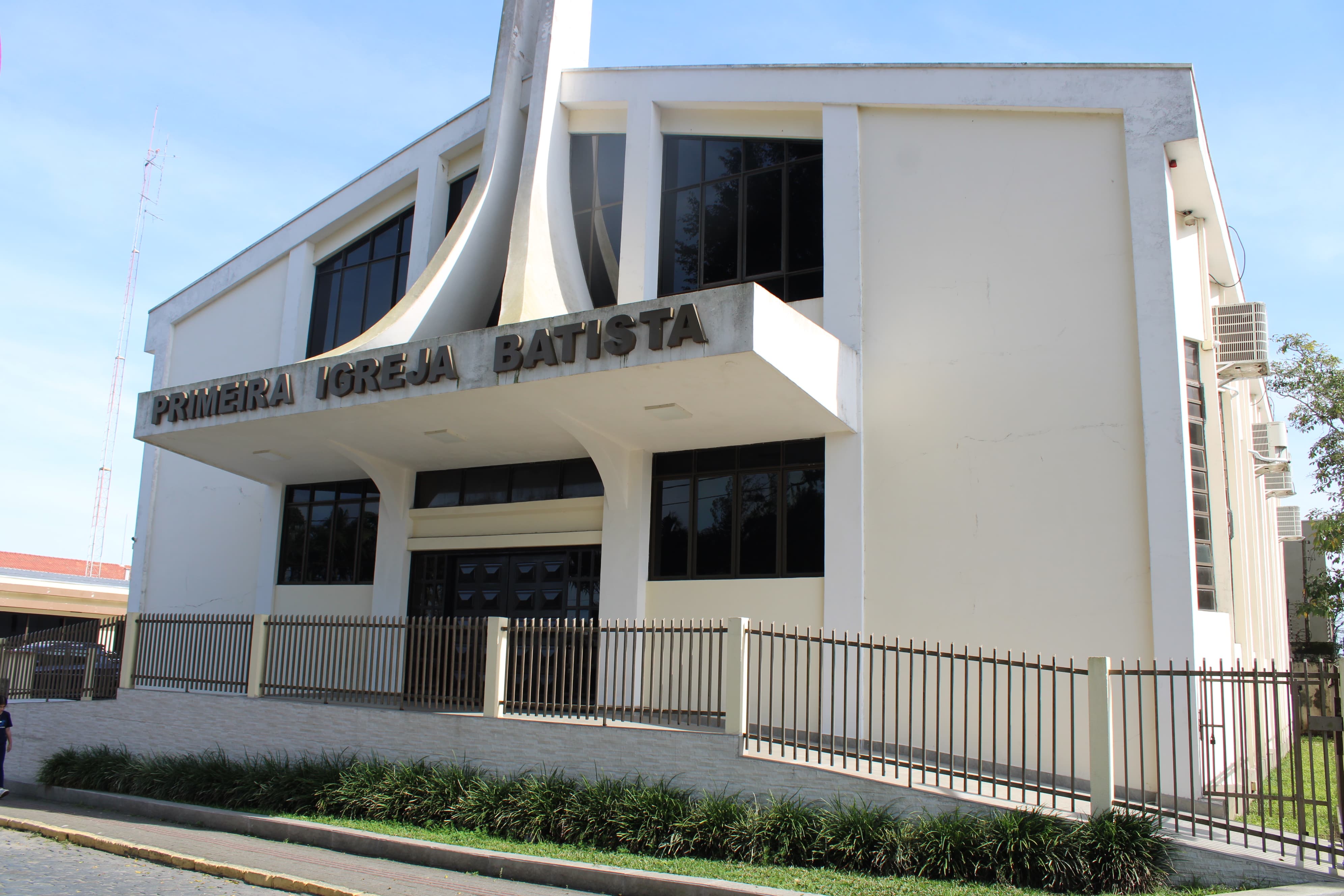 A Primeira Igreja Batista de Paranaguá está localizada na Rua Professor Cleto, em frente à Praça dos Leões, na região central