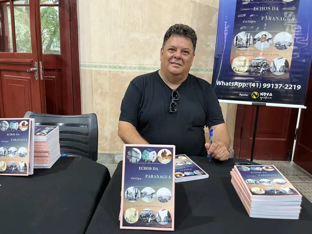 Escritor Hamilton Sampaio Júnior lança o livro “Echos da Antiga Paranaguá” em noite de autógrafos na Estação Ferroviária 2 FOTO 02 2025 09 22T181623.336