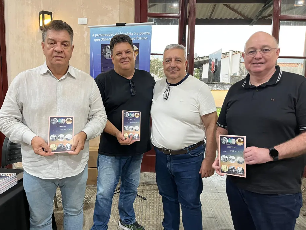 Escritor Hamilton Sampaio Júnior lança o livro “Echos da Antiga Paranaguá” em noite de autógrafos na Estação Ferroviária 5 FOTO 04 18