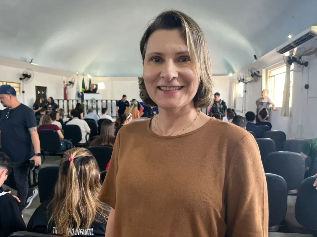 Reunião aborda ações de prevenção e enfrentamento à violência contra a mulher em Paranaguá 2 “A nossa cidade é tão linda, é a cidade mãe do Paraná, mas ficou muito esquecida nessa questão das mulheres”, destacou a vice-prefeita de Paranaguá, Fabiana Parro (Foto: Folha do Litoral News)