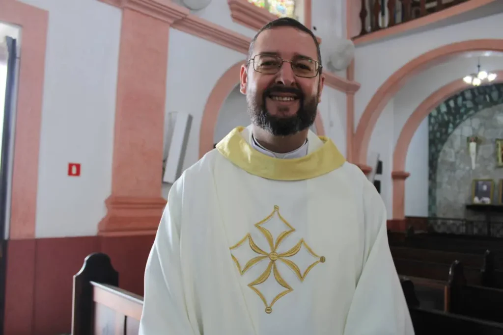 Festa em louvor à Nossa Senhora do Rosário prossegue em Paranaguá 4 “Já são 447 anos que o povo de Paranaguá expressa o seu carinho, a sua fé e devoção à padroeira da nossa cidade, Nossa Senhora do Santíssimo Rosário”, afirma o pároco da Catedral, padre Emerson Zella (Foto: Folha do Litoral News)