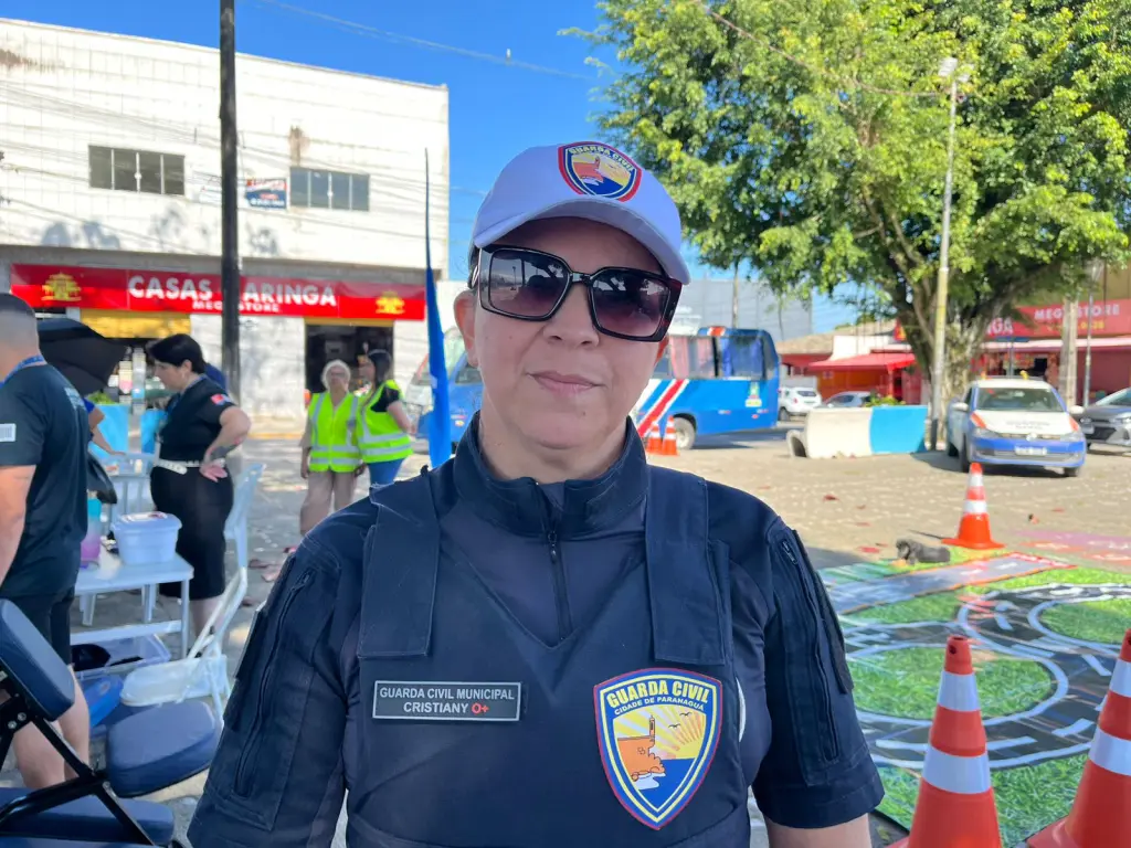 GCM realiza atividades interativas em prol da segurança no trânsito na Ilha dos Valadares 2 “Tem que ter mais atenção ao trânsito. Quando os motoristas entram no veículo eles tem que focar somente na direção. Se cada um fizer a sua parte, teremos um trânsito mais seguro”, explicou a GCM Cristiany Maia Paixão, responsável pelo setor de Educação para o Trânsito (Foto: Folha do Litoral News)