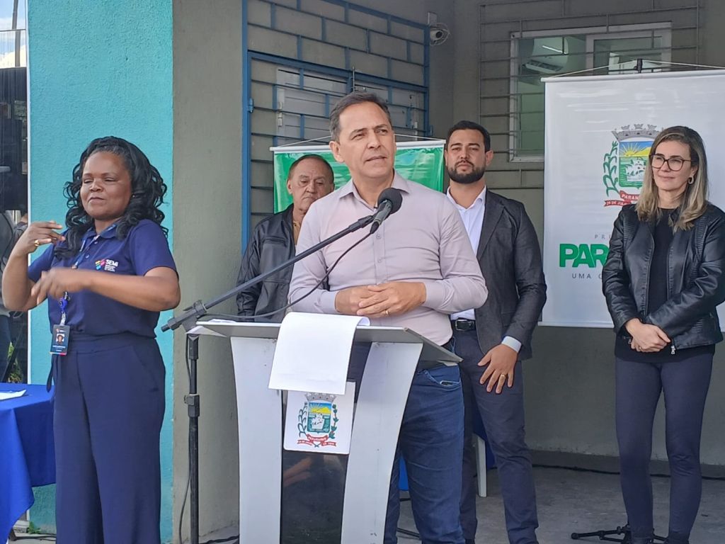 O prefeito Adriano Ramos explica que, com a instalação do novo CAPSi, as crianças que atualmente são atendidas nos Centros de Atenção Psicossocial (CAPS) voltados ao público adulto serão realocadas para um espaço exclusivo, oferecendo um atendimento mais humanizado, personalizado e específico (Foto: Folha do Litoral News)