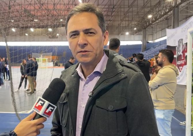 Paranaguá sedia 1.º Campeonato da ALIVA e 2.º JAL com presença de advogados de todo o Brasil 2 “Poder proporcionar isso na cidade de Paranaguá é muito importante, porque esses advogados, as advogadas, que estão aqui nos nossos hotéis, vão almoçar nos nossos restaurantes, vão fomentar a nossa economia, comprar com os nossos ambulantes que estão aqui na porta de entrada do ginásio”, afirma o prefeito Adriano Ramos (Foto: Folha do Litoral News)