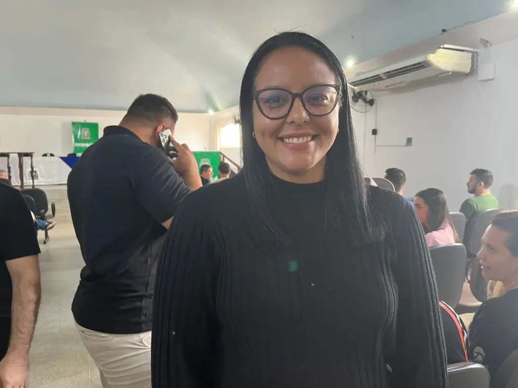Eleição e recomposição do novo Conselho Municipal de Juventude acontece em Paranaguá 3 “Quando eu cheguei aqui e vi esse auditório cheio de jovens, de pessoas que estão envolvidas com a juventude, me trouxe uma satisfação imensa, porque estamos todos juntos”, afirmou a secretária municipal da Mulher, Desenvolvimento Social e Igualdade Racial, Carolina de Miranda (Foto: Folha do Litoral News)