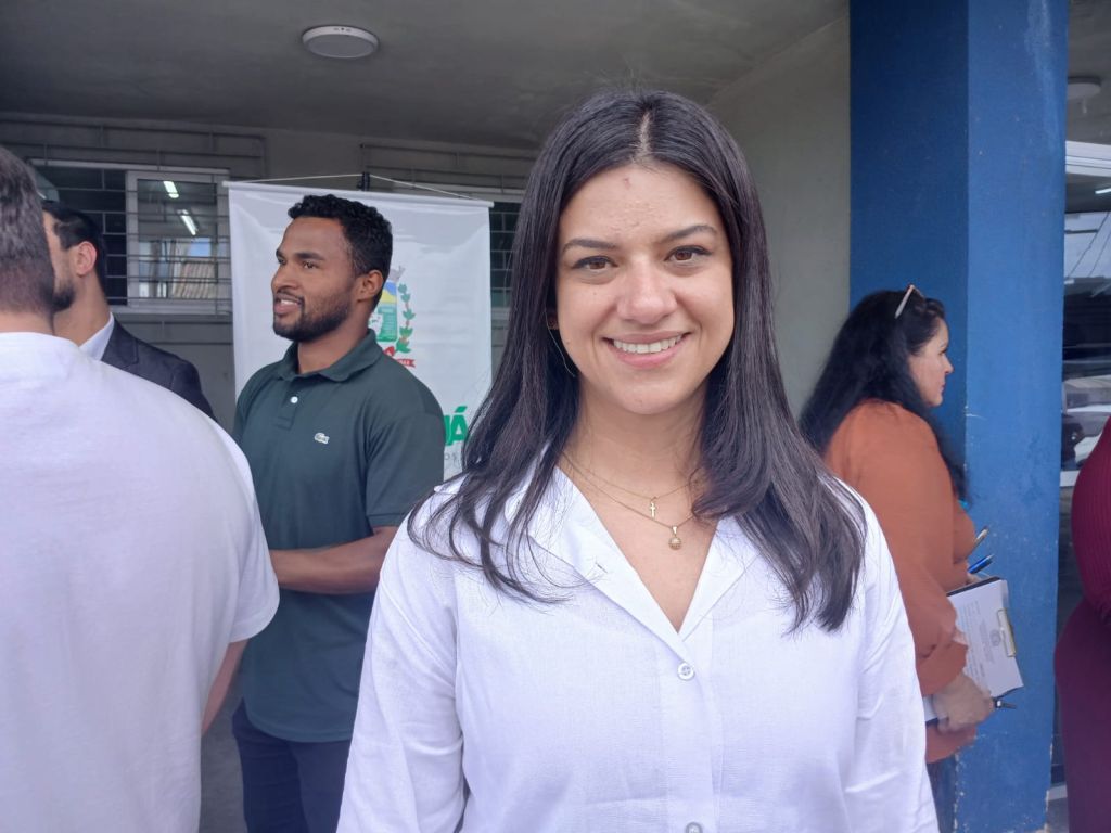 Rafaela Mendes Soccio, psicóloga e gerente de Saúde Mental com atuação no Centro de Atenção Psicossocial "Solar dos Girassóis", em Paranaguá, explica como funciona atualmente a estrutura do serviço (Foto: Folha do Litoral News)