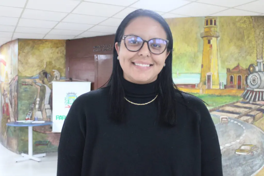 Reunião aborda ações de prevenção e enfrentamento à violência contra a mulher em Paranaguá 4 “Hoje, Paranaguá conta com uma equipe de acolhida para escutar essa mulher, para abrigar essa mulher quando ela está em situação de violência. Mas a gente precisa estimular a sua autonomia. E isso é feito através de capacitação profissional, de acompanhamento social, de inserção no mercado de trabalho”, salienta a secretária municipal da Mulher, Desenvolvimento Social e Igualdade Racial, Carolina Lourenço de Miranda (Foto: Folha do Litoral News)
