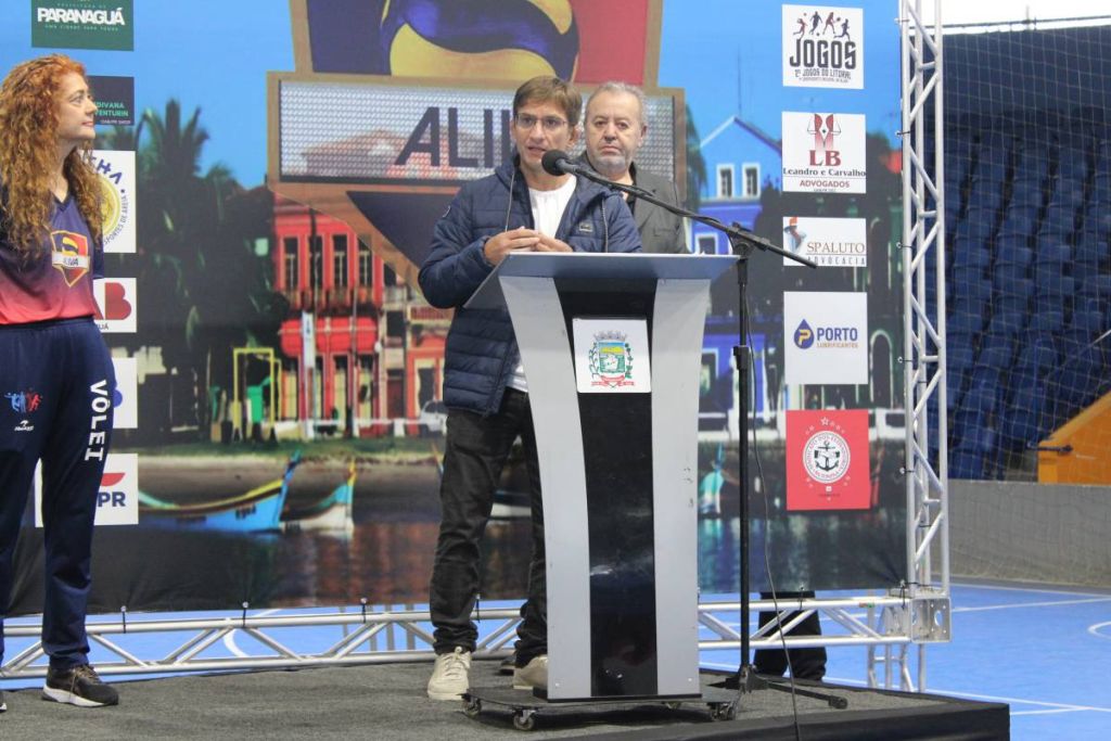 Paranaguá sedia 1.º Campeonato da ALIVA e 2.º JAL com presença de advogados de todo o Brasil 4 “Deixo um agradecimento muito especial a todos vocês atletas que vieram de longe e acreditaram neste evento, nesse momento tão maravilhoso que é a prática do esporte, conhecer a nossa cidade, as nossas belezas naturais, a nossa riqueza cultural e histórica”, afirma o presidente da OAB Paranaguá, Dr. José Antônio Schüller da Cruz (Foto: Folha do Litoral News)