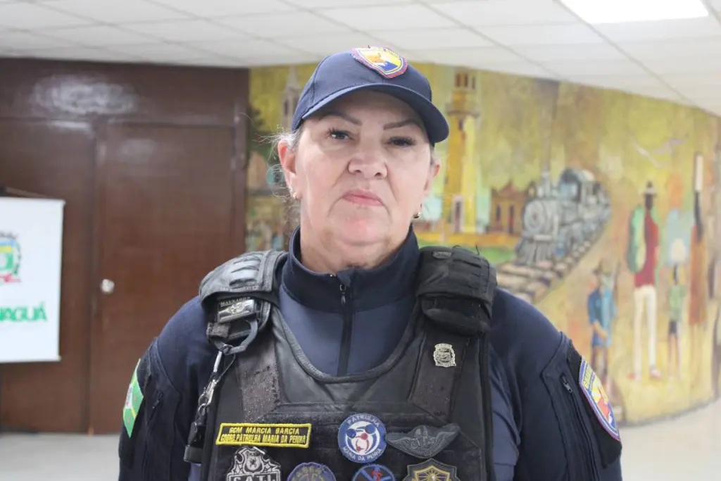 Reunião aborda ações de prevenção e enfrentamento à violência contra a mulher em Paranaguá 5 “A Patrulha Maria da Penha faz, além de acompanhar as medidas protetivas de urgência, faz um trabalho preventivo com palestras, atendimento de ocorrências, denúncias anônimas, sobre violência. A gente está indo onde nos chamar”, afirma a coordenadora da Patrulha Maria da Penha e guarda civil municipal, GCM Márcia Garcia, que na ocasião esteve representando a Secretaria de Segurança do Município (Foto: Folha do Litoral News)
