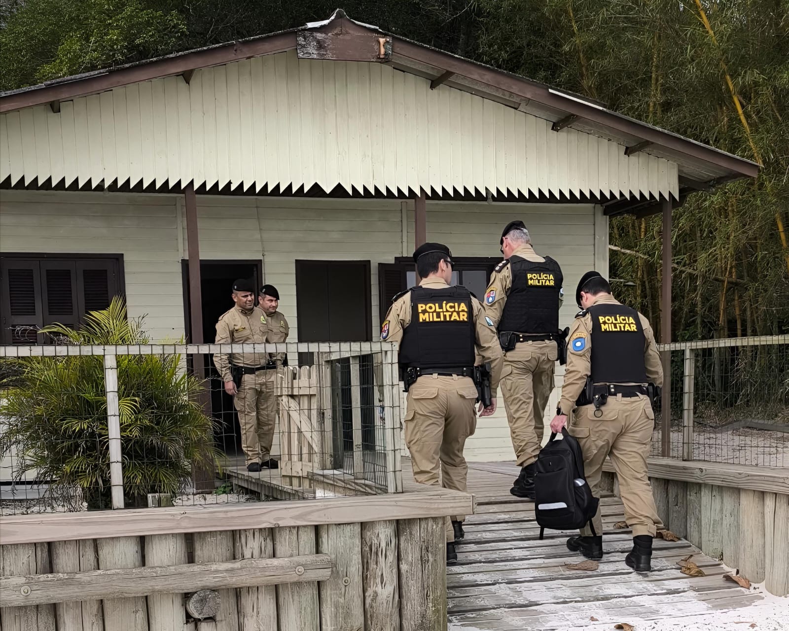 Comandante Regional da Polícia Militar visita a comunidade de Encantadas na Ilha do Mel  1 Os oficiais e a comitiva visitaram o atual destacamento da corporação instalado na localidade de Encantadas