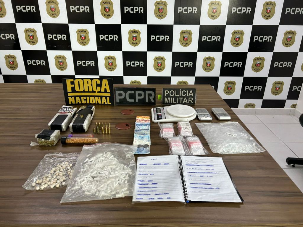 Forças policiais prendem suspeito de envolvimento em homicídio no bairro Santa Maria em Paranaguá 2 Drogas, cadernos com anotações do tráfico, embalagens plásticas, balanças de precisão e munições foram apreendidas durante o cumprimento das ordens judiciais