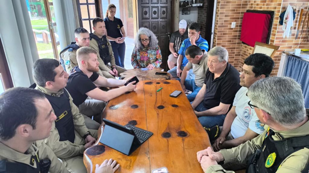 Comandante Regional da Polícia Militar visita a comunidade de Encantadas na Ilha do Mel  2 FOTO03