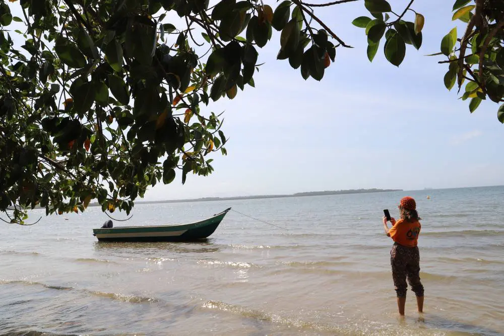Unati do Litoral promove aula de campo na Ilha do Maciel e resgata memória caiçara por meio da fotografia 3 IMG 0827 1 1
