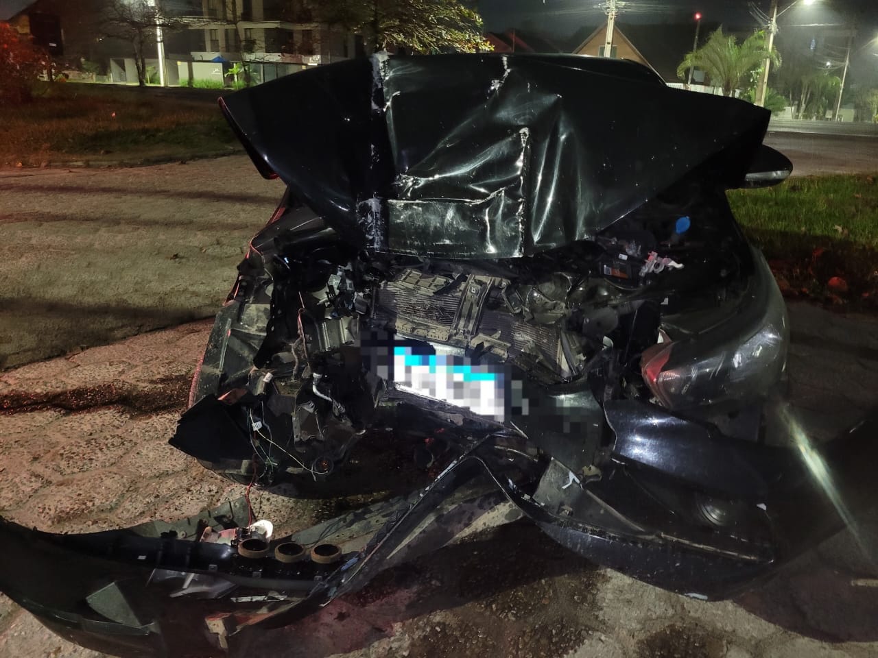 Passageiro morre apos carro bater em poste da rede de alta tensao em Matinhos