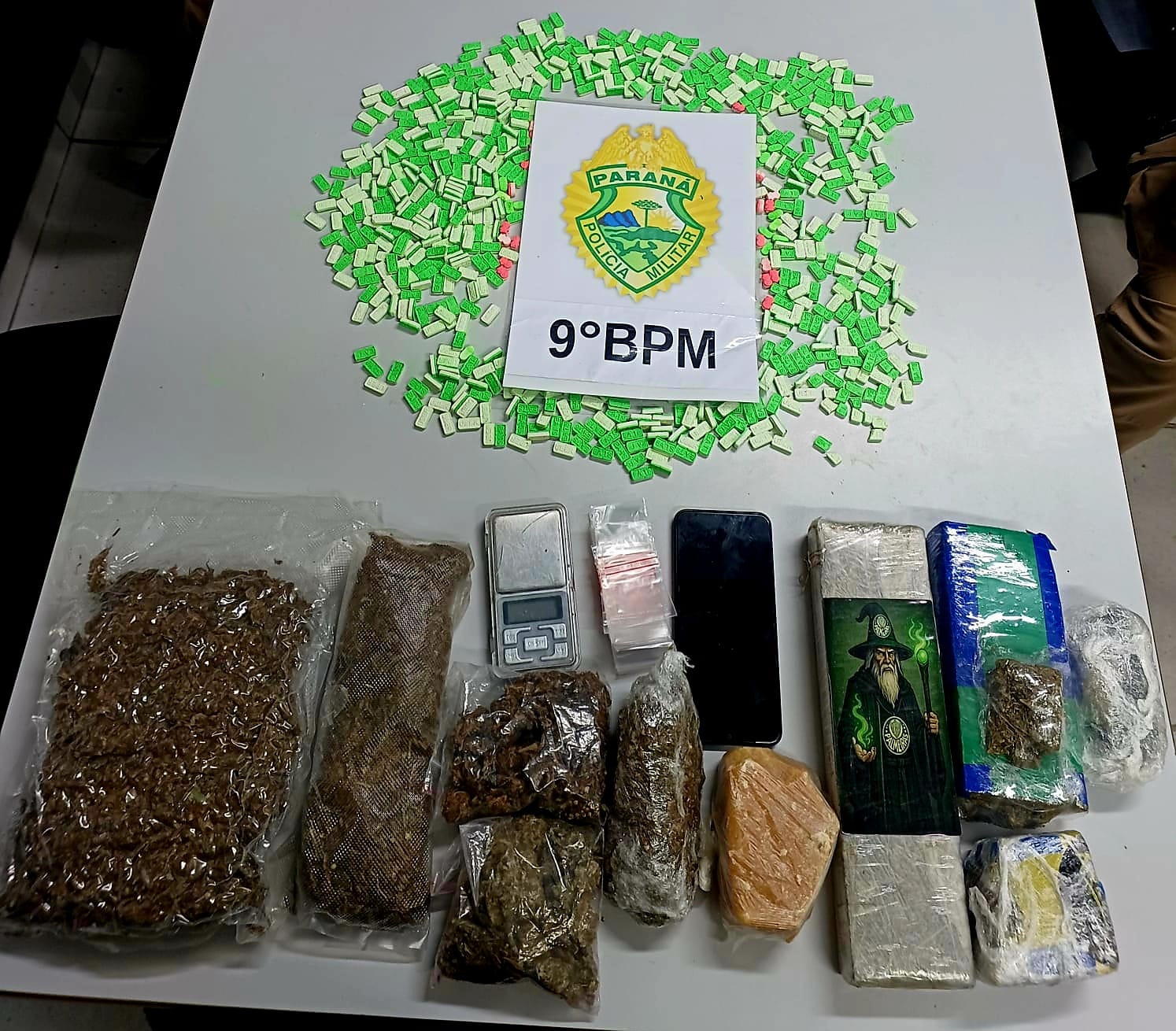Patrulha Costeira flagra indivíduo transportando mais de 2 quilos de maconha e 729 comprimidos de ecstasy na Estrada do Ribeirão em Paranaguá 1 Foram apreendidos pedaços de maconha, uma pedra grande de crack, 729 comprimidos de ecstasy, uma balança de precisão e várias embalagens plásticas