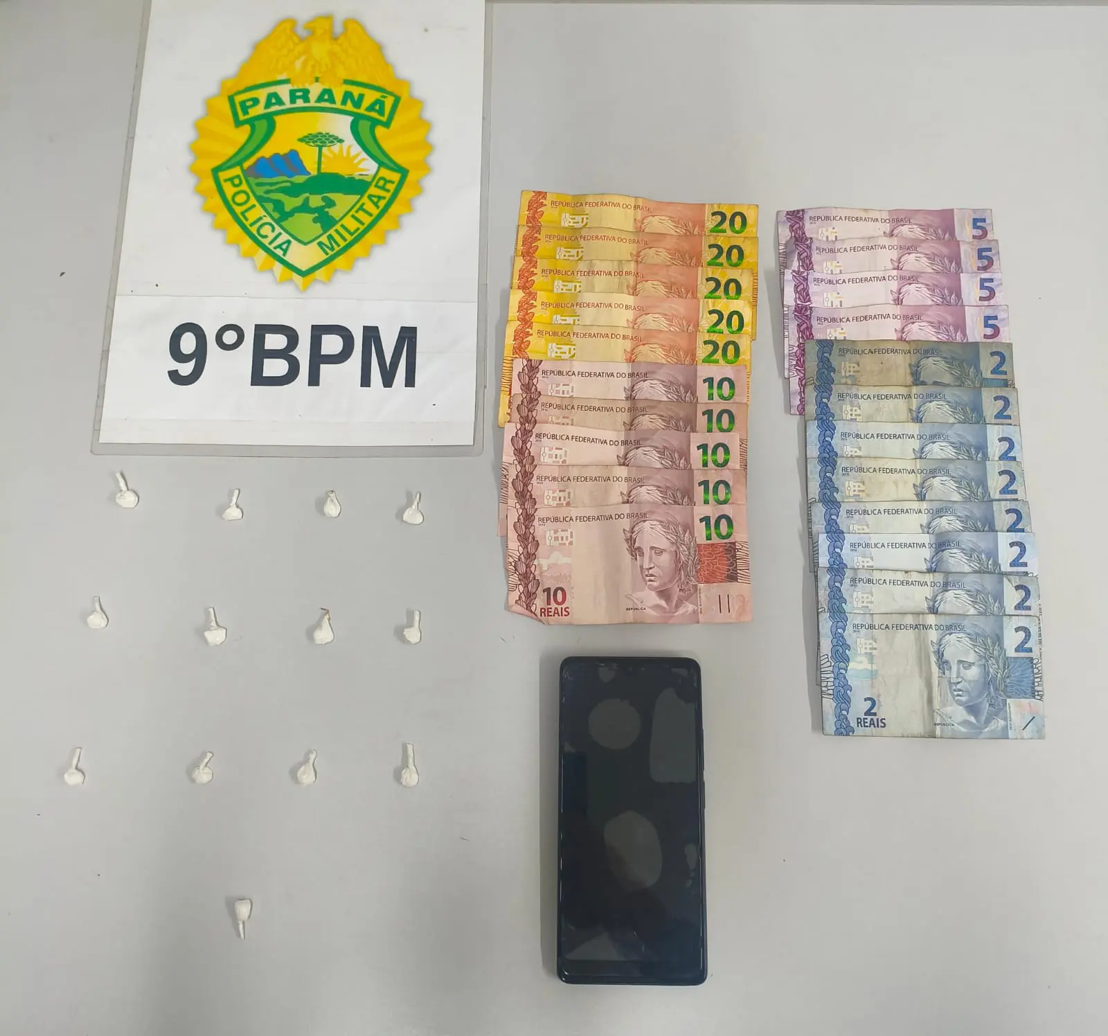 Policiais Militares flagram homem colocando porcoes de cocaina dentro de uma meia infantil na Ilha dos Valadares