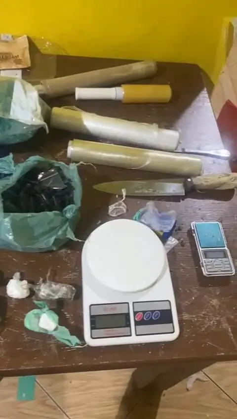 PM encontra estufa caseira, maconha e cocaína dentro de uma casa em Matinhos 2 WhatsApp Image 2025 09 17 at 17.06.17 1