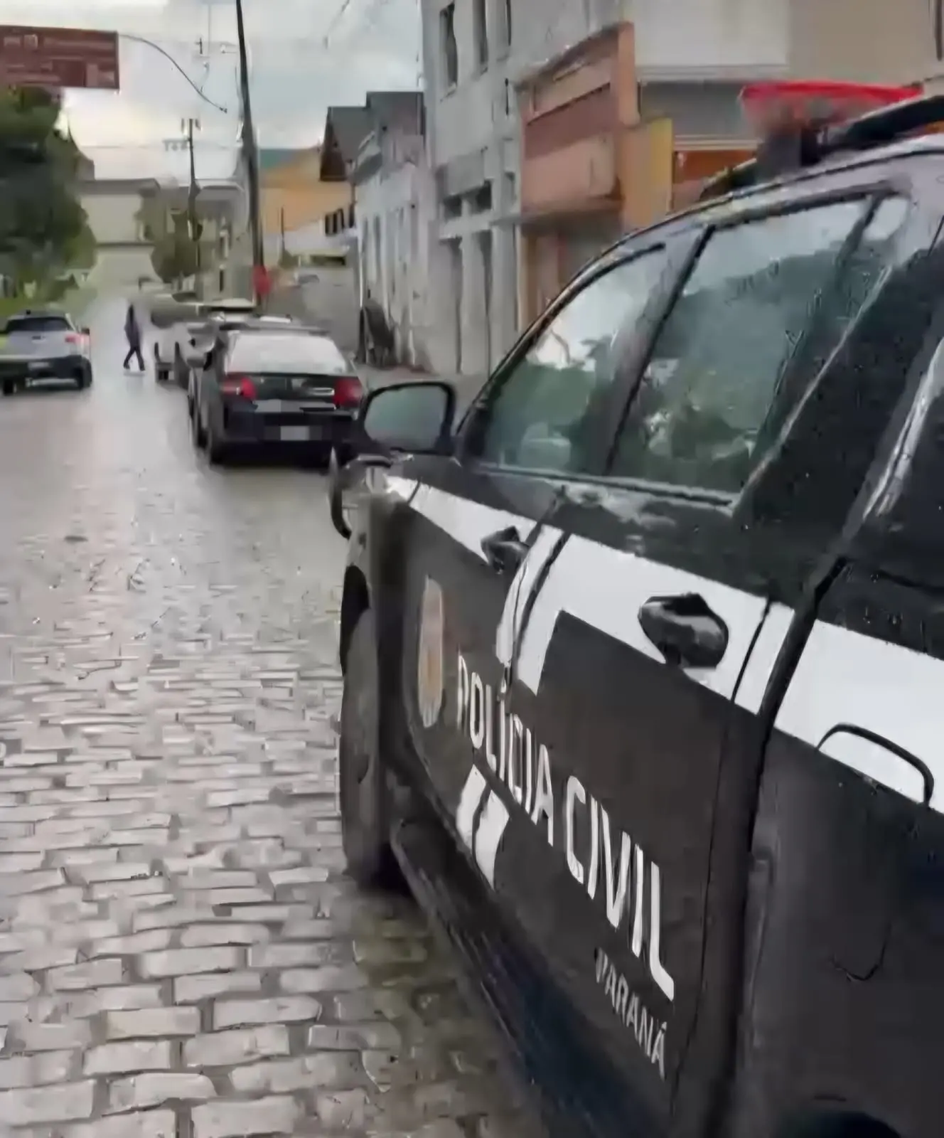 Os criminosos fizeram um buraco na parede lateral da casa lotérica e acessaram a sala onde estavam dois cofres - Foto: Edivaldo Oliveira/Conexão Antonina