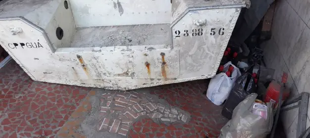 O casco de alumínio foi encontrado em um ferro velho