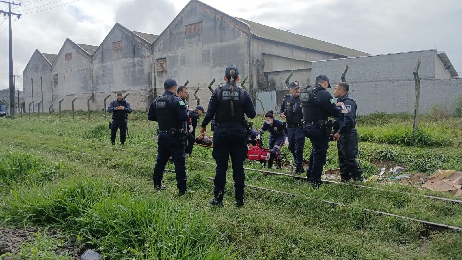 Equipes da GCM, socorristas do SAMU, vigilantes particulares e uma moradora da região atenderam a vítima