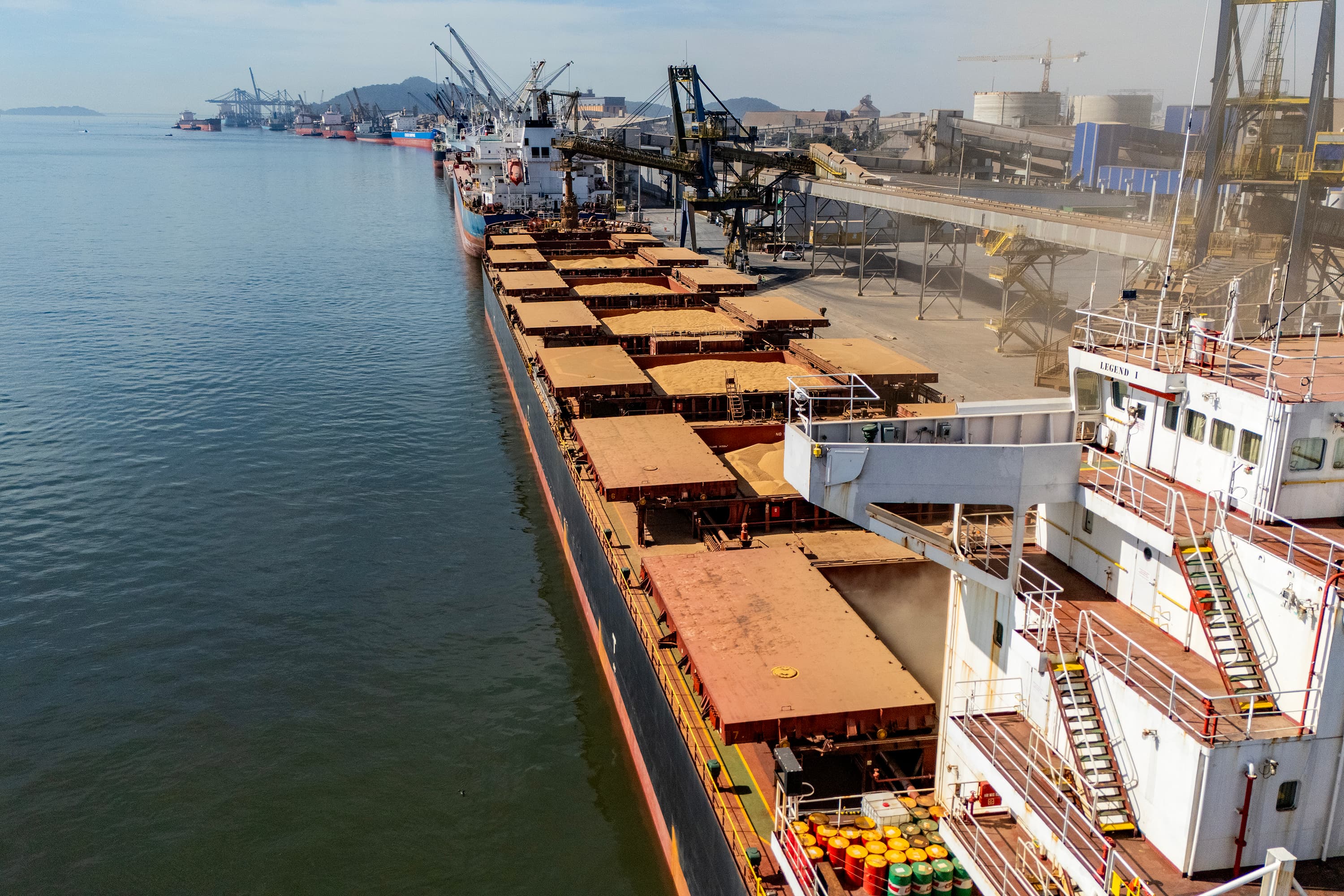 Com o acréscimo de 20 centímetros, a capacidade de carregamento de granéis sólidos aumenta em até 1,5 mil toneladas por navio (Foto: Claudio Neves/Portos do Paraná)