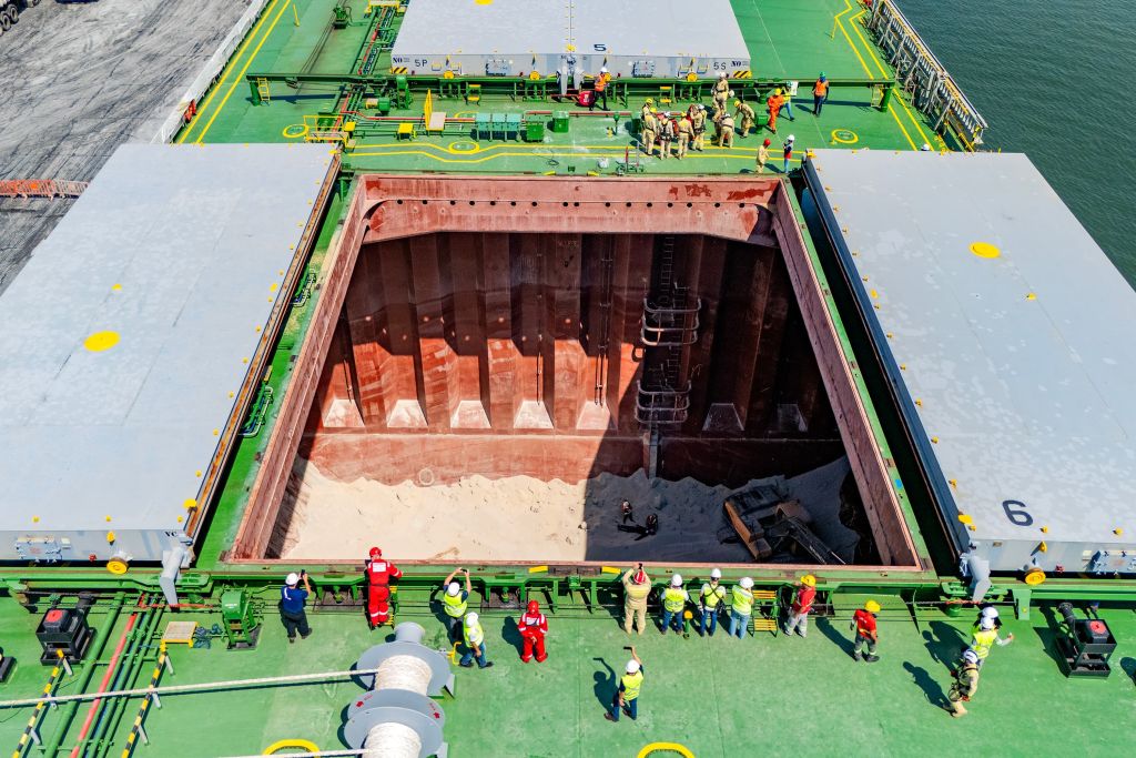 Porto de Paranaguá realiza simulação inédita de resgate em porão de navio 3 dji 20250929102615 0022 d copiar 1