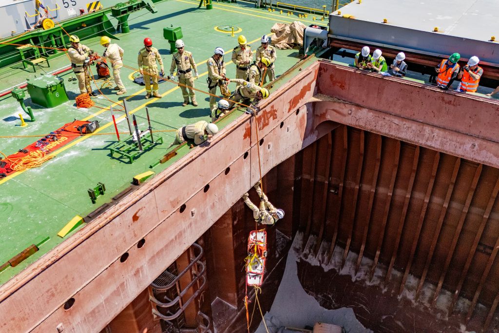 Porto de Paranaguá realiza simulação inédita de resgate em porão de navio 4 dji 20250929103826 0042 d copiar 1