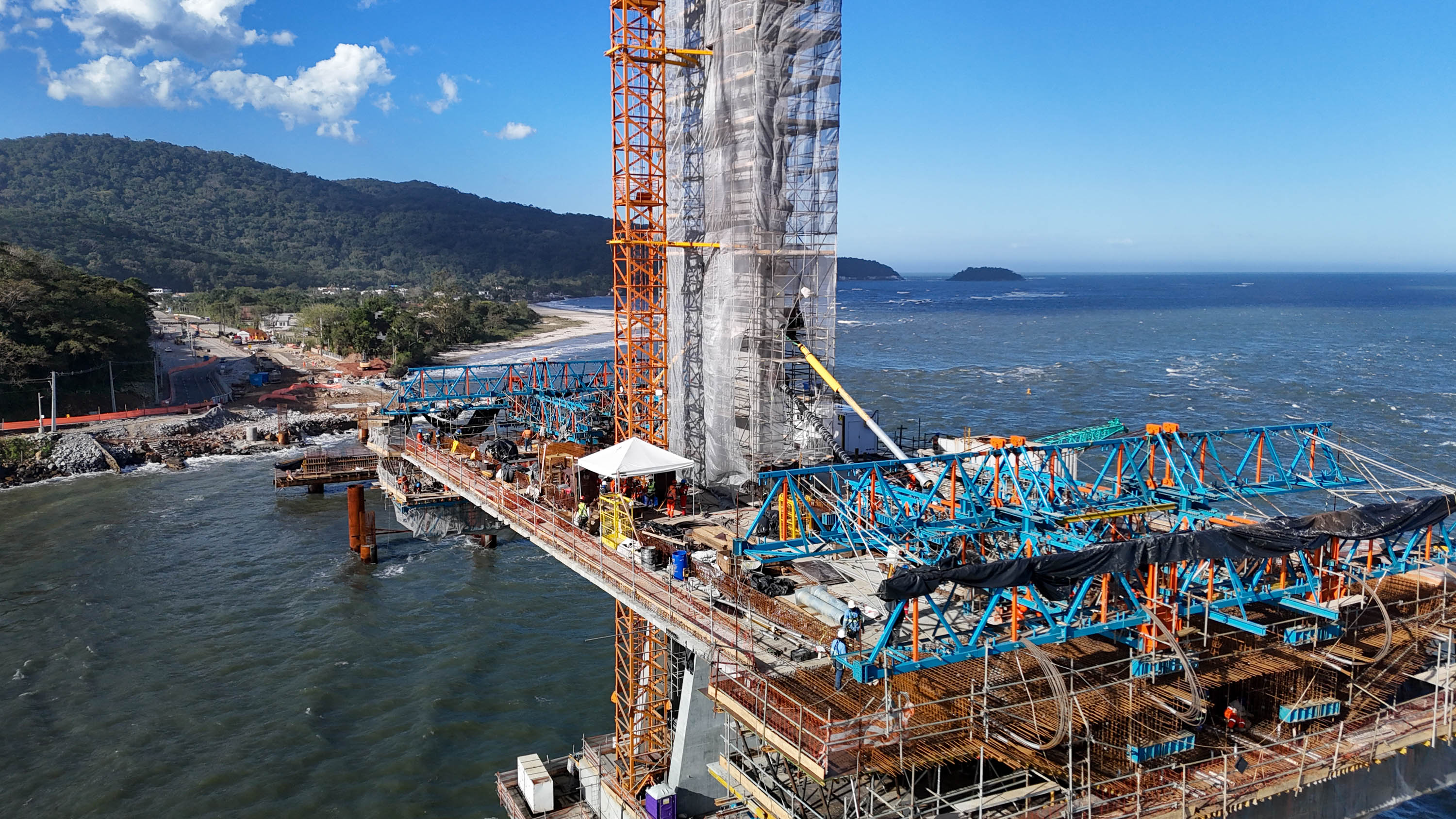 Ponte de Guaratuba alcança 73% de execução e avança nos acessos e trecho estaiado