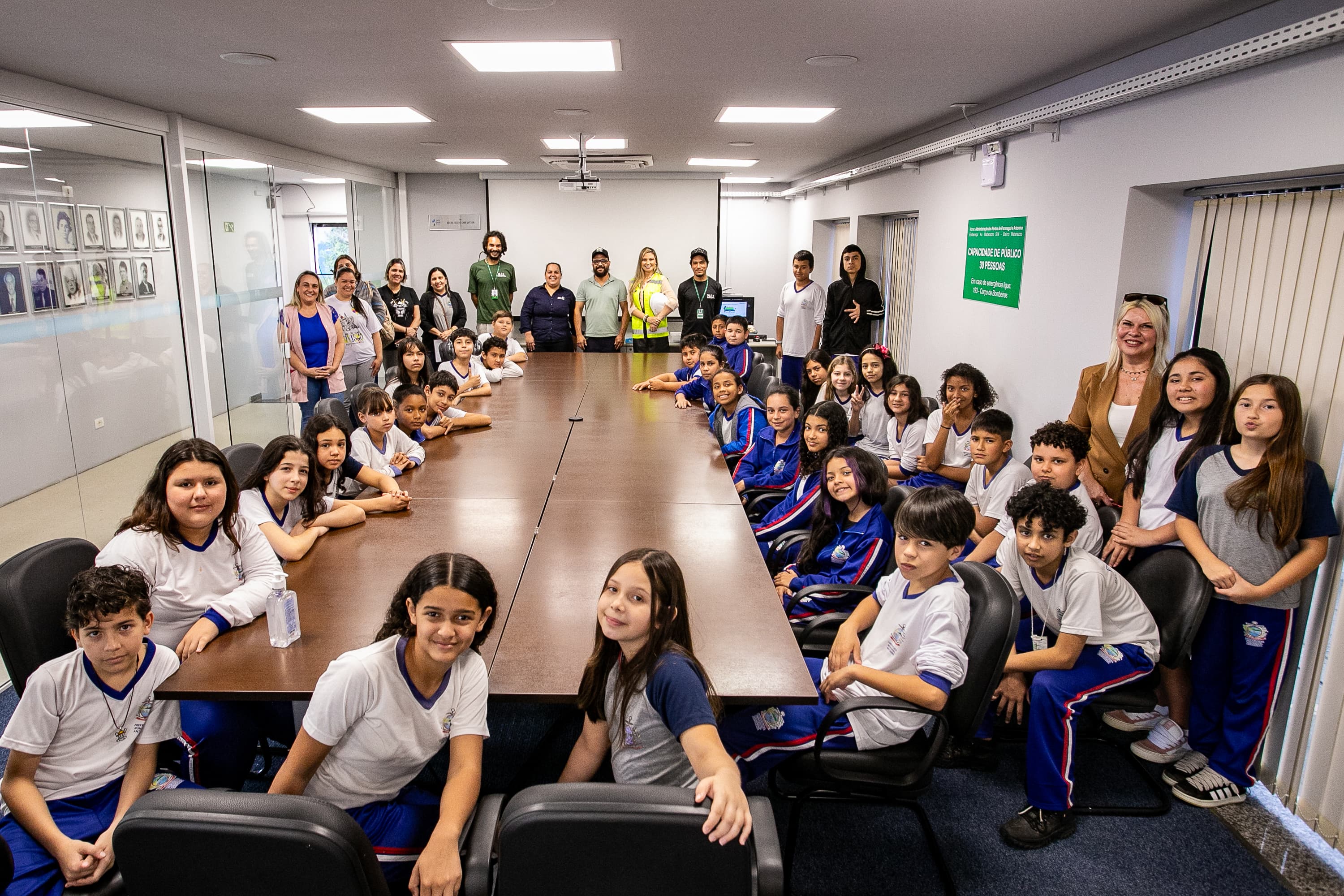 Porto Escola completa dez anos com mais de 15 mil crianças atendidas 1 Programa socioambiental da Portos do Paraná apresenta os portos de Paranaguá e Antonina a estudantes da rede municipal (Foto: Claudio Neves/Gcom Portos do Paraná)