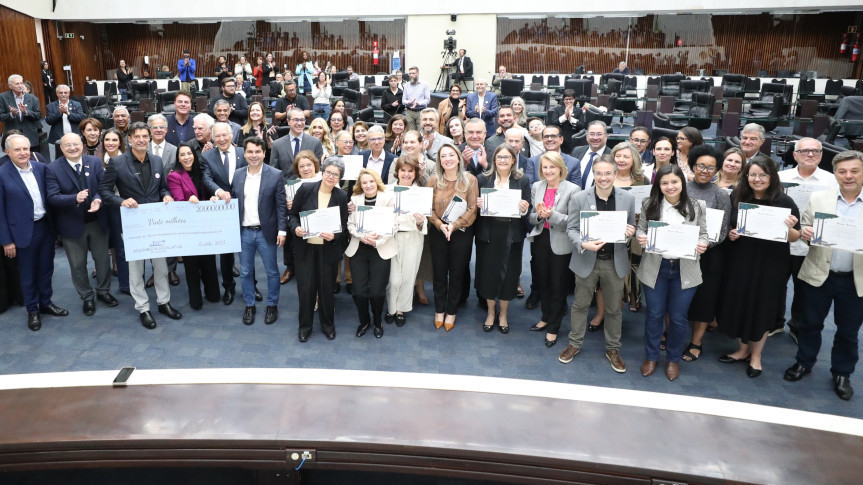 Homenageados comemoram reconhecimento e repasse de R$ 20 milhões para o HCzinho (Créditos: Orlando Kissner/Alep)