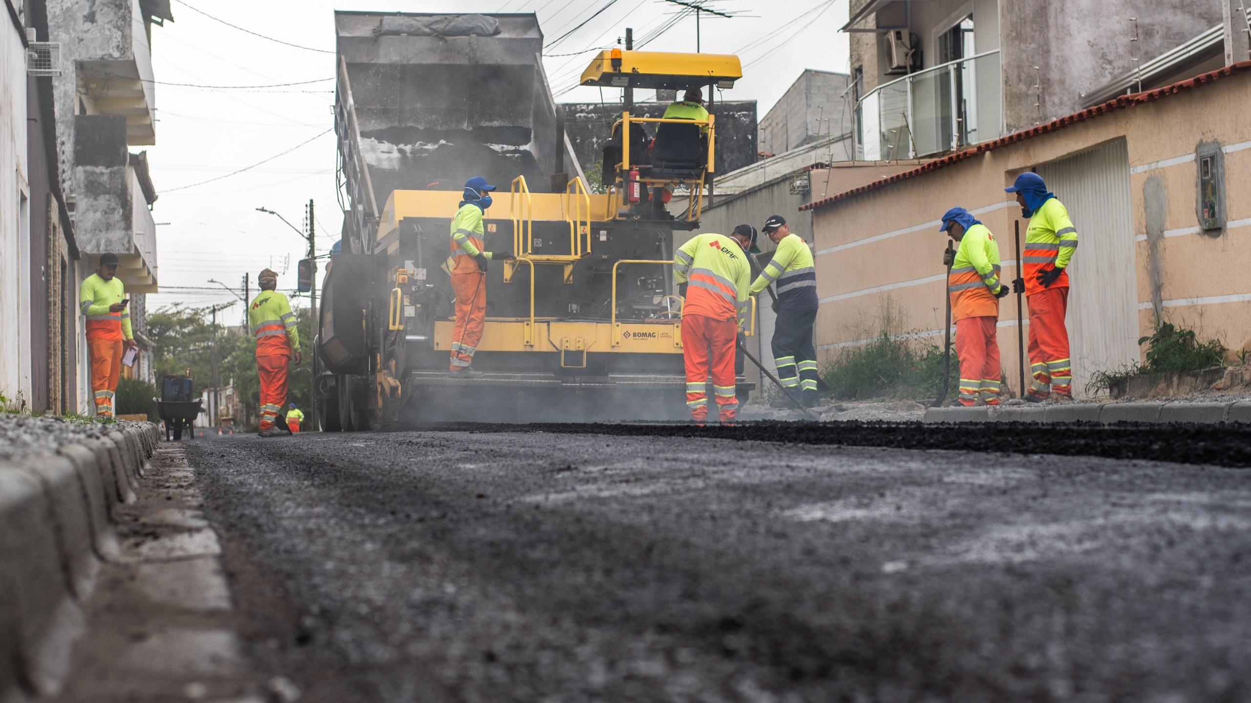 Equipes da Secretaria de Obras estão realizando pavimentação asfáltica a quente e a instalação de bocas de lobo para melhorar a drenagem (Foto: Moyses Zanardo/Prefeitura de Paranaguá)
