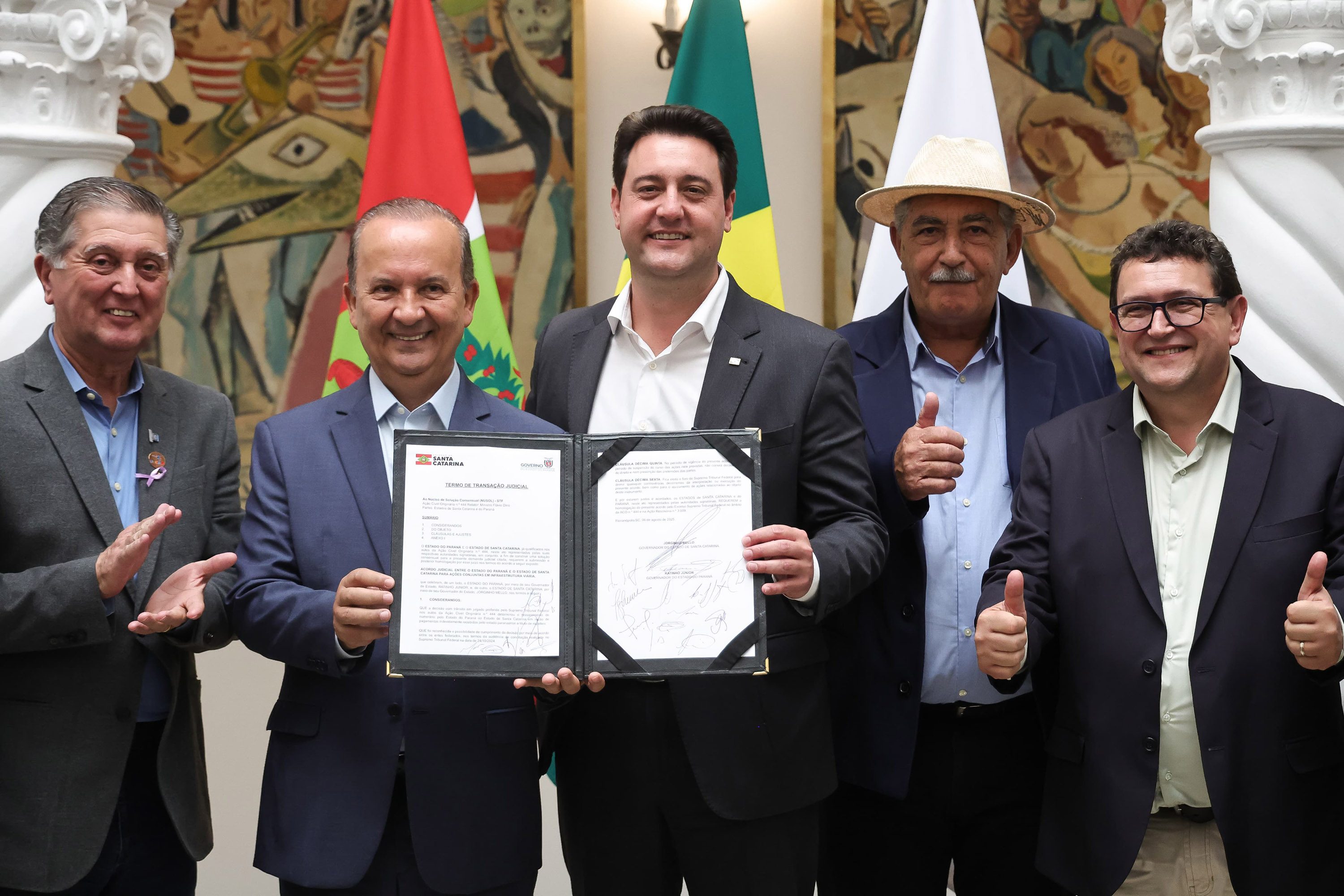 Governadores Carlos Massa Ratinho Junior e Jorginho Mello assinaram termo de transição judicial para quitação de uma dívida referente a royalties de petróleo da Petrobrás (Foto: Jonathan Campos/AEN)