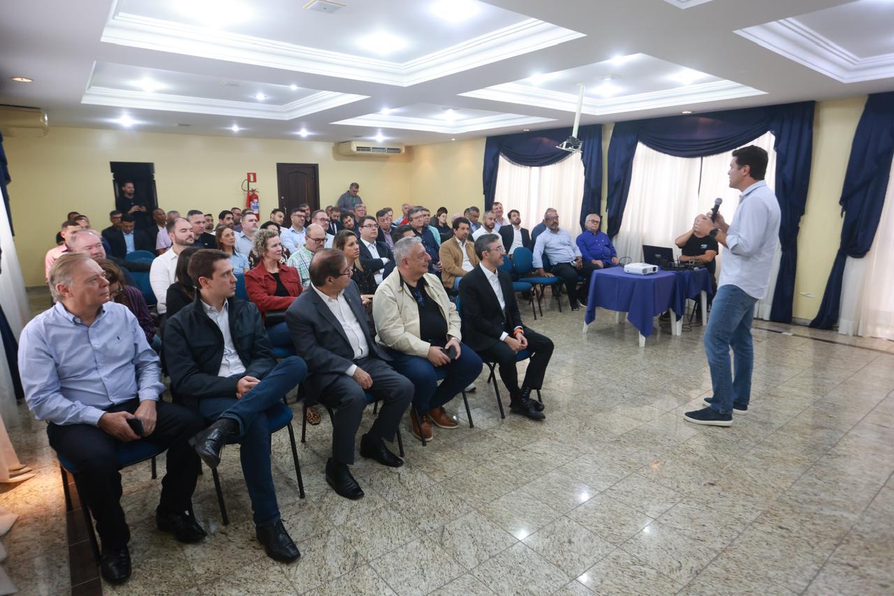 Na reunião, Guto Silva fez um resumo dos avanços obtidos pela gestão atual e comentou com a imprensa expectativa para as eleições de 2026 (Foto: Valdelino Pontes)
