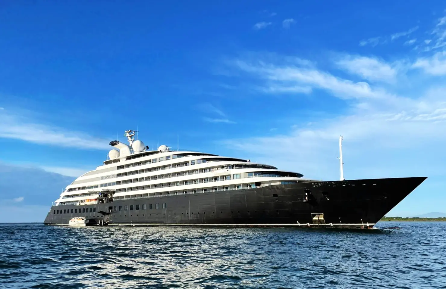 Navio de cruzeiro luxuoso estará fundeado em Paranaguá, na Ilha do Mel, em 16 de outubro 1 "A chegada do cruzeiro abre a temporada de navios de cruzeiro 2025/2026, sendo que o Scenic Eclipse é o primeiro navio de luxo a chegar ao Brasil nesta temporada", afirma a Prefeitura de Paranaguá (Foto: Rafaela Takiguchi/Prefeitura de Paranaguá)