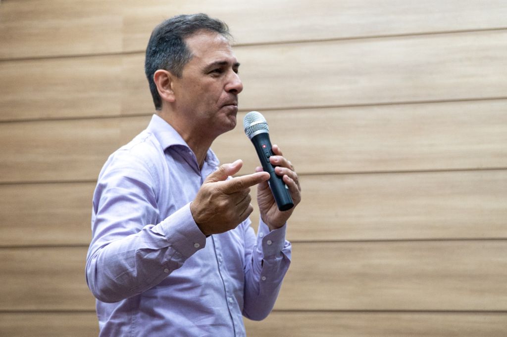  “Vocês estão iniciando suas carreiras com a oportunidade de estagiar junto ao Poder Municipal. Saibam que há sempre alguém observando o desempenho de vocês. Que essa experiência sirva para aprender a executar as tarefas com responsabilidade, pontualidade e dedicação. Eu também comecei muito jovem, aos 14 anos, como office boy, e essa experiência foi decisiva para a minha formação pessoal e profissional”, afirmou Adriano Ramos (Foto: Wilson Leandro/Prefeitura de Paranaguá)