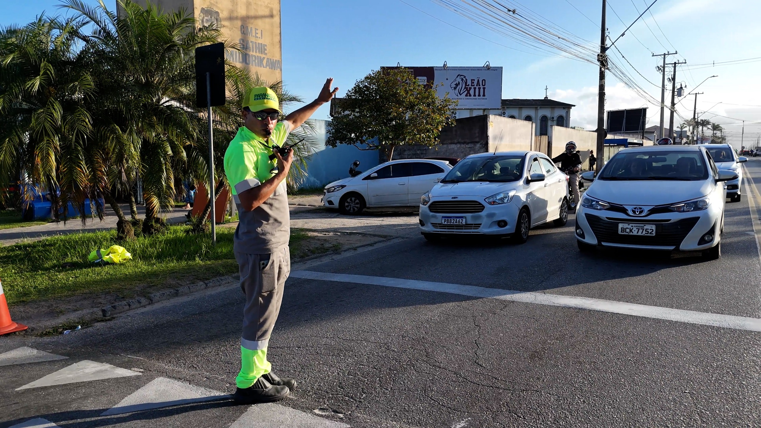 Prefeitura de Paranaguá inicia reestruturação da mobilidade urbana com foco em segurança e fluidez no trânsito 1 As ações incluem a implantação de faixas reversíveis, bloqueios temporários, restrição de estacionamento em horários de pico e a presença constante de agentes de mobilidade orientando o tráfego (Foto: Wilson Leandro/Prefeitura de Paranaguá)