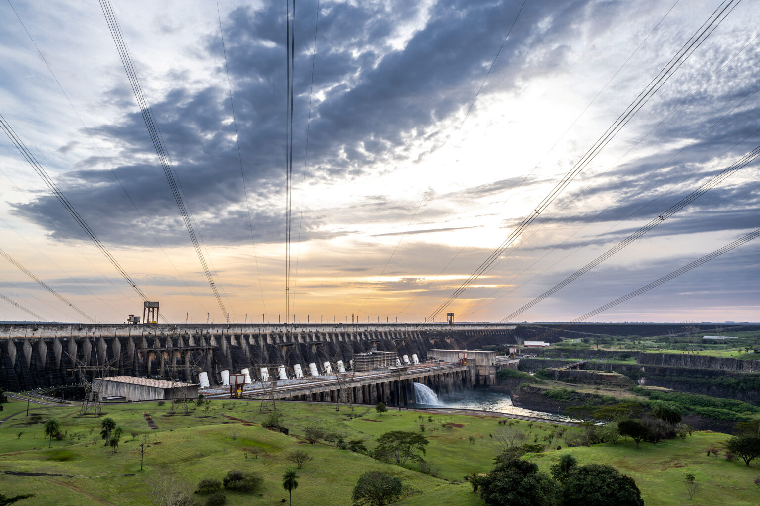 Itaipu impulsiona queda nas contas de luz dos brasileiros com tarifa competitiva 1 Usina de Itaipu (Foto: William Brisida/Itaipu Binacional)