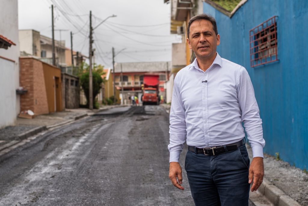 “Estamos recompondo vias que estavam esburacadas e intransitáveis, além de finalizar os projetos para pavimentar ruas de terra, que nunca receberam asfalto", ressalta o prefeito Adriano Ramos (Foto: Moyses Zanardo/Prefeitura de Paranaguá)