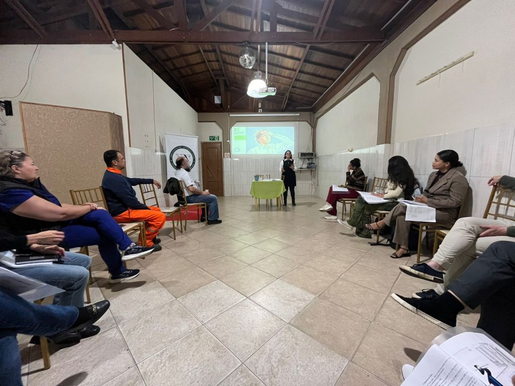 Capacitação com participantes assistindo uma apresentação em ambiente de sala de aula, focado na palavra-chave "treinamento empresarial". Nova Acrópole realiza palestra gratuita sobre “Como Superar Seus Limites Internos”
