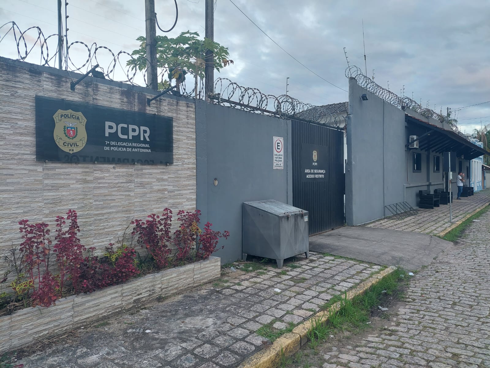 Acao conjunta prende mulher em flagrante por maus tratos a animais em Antonina