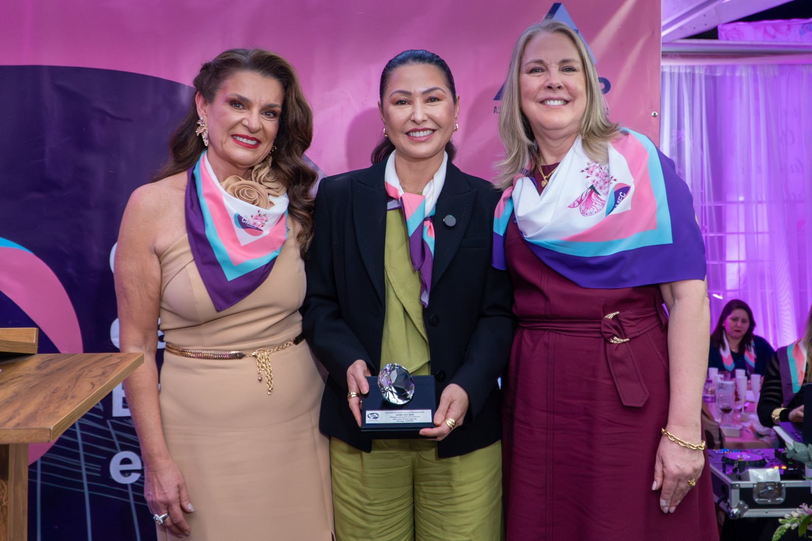 Sucesso Total 1 A primeira dama do Estado do Paraná, Sra. Luciana Saito Massa recebeu o prêmio Mulher Excelência Empreendedora, tendo ao lado a presidente Jacqueline Guimbala e a vice-presidente Marlene Martins