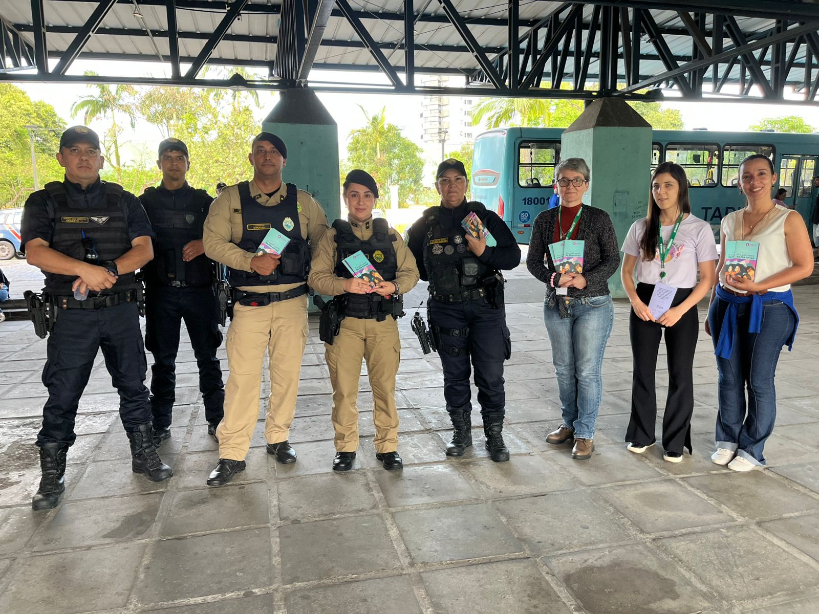 Equipes distribuíram panfletos informativos e conversaram com os cidadãos (Foto: Folha do Litoral News)