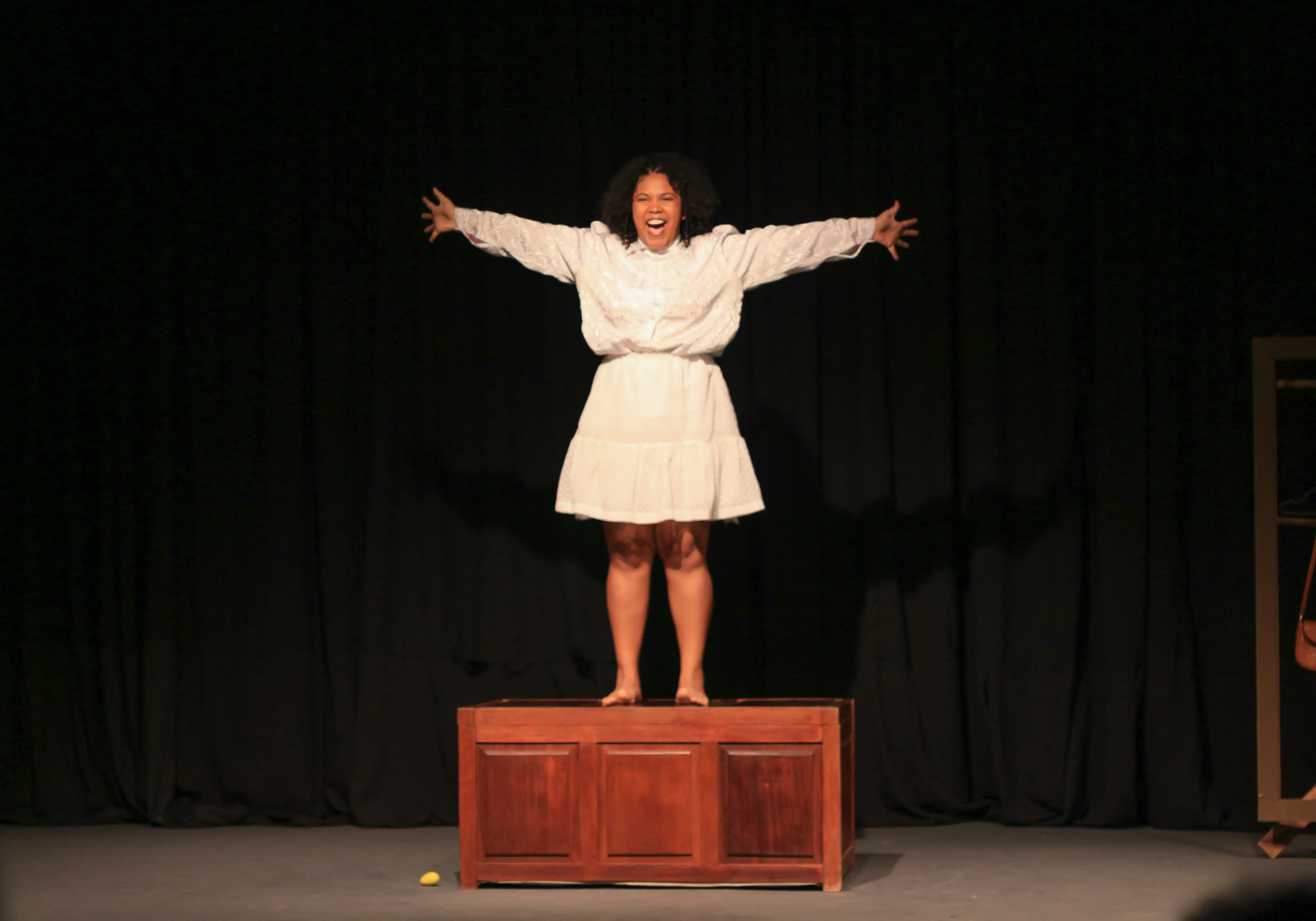 Escrito e protagonizado pela atriz sergipana Nívea Santiago, peça segue com diversas apresentações no litoral até o dia 28 de novembro (Foto: Clara Ferreira)